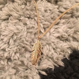 Gold feather necklace💛